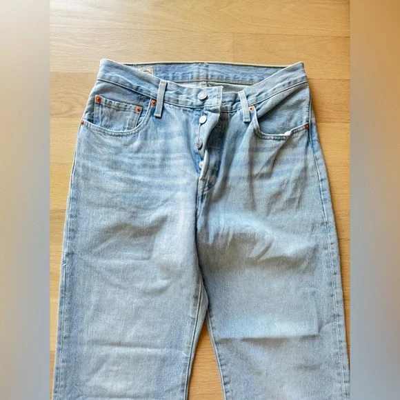 Levi’s 501 Premium Jeans W26 L30 Light Wash Button Fly Straight Leg - Picture 2 of 9